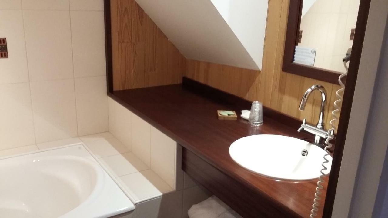 Domaine Les Grandes Roches Bed & Breakfast Tregunc Bagian luar foto